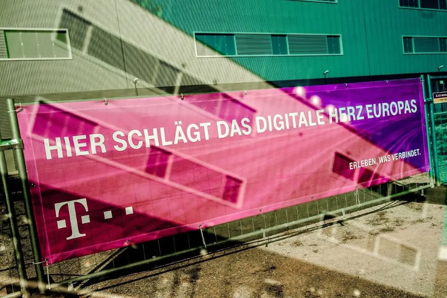 Banner “This is where the digital heart of Europe beats” in front of the data center in Biere