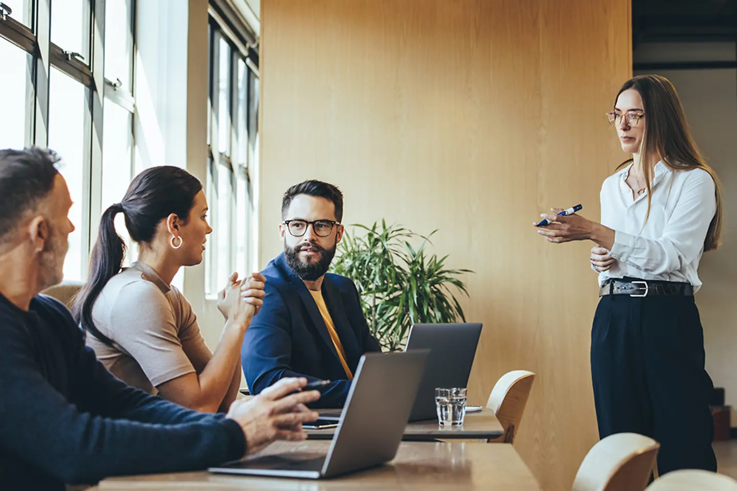 Gente de negocio debatiendo una estrategia de ciberrecuperación