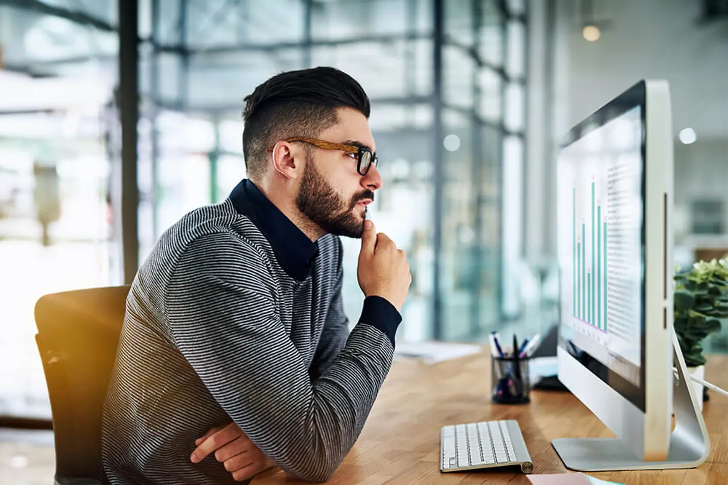 Männlicher Berufstätiger mit Laptop