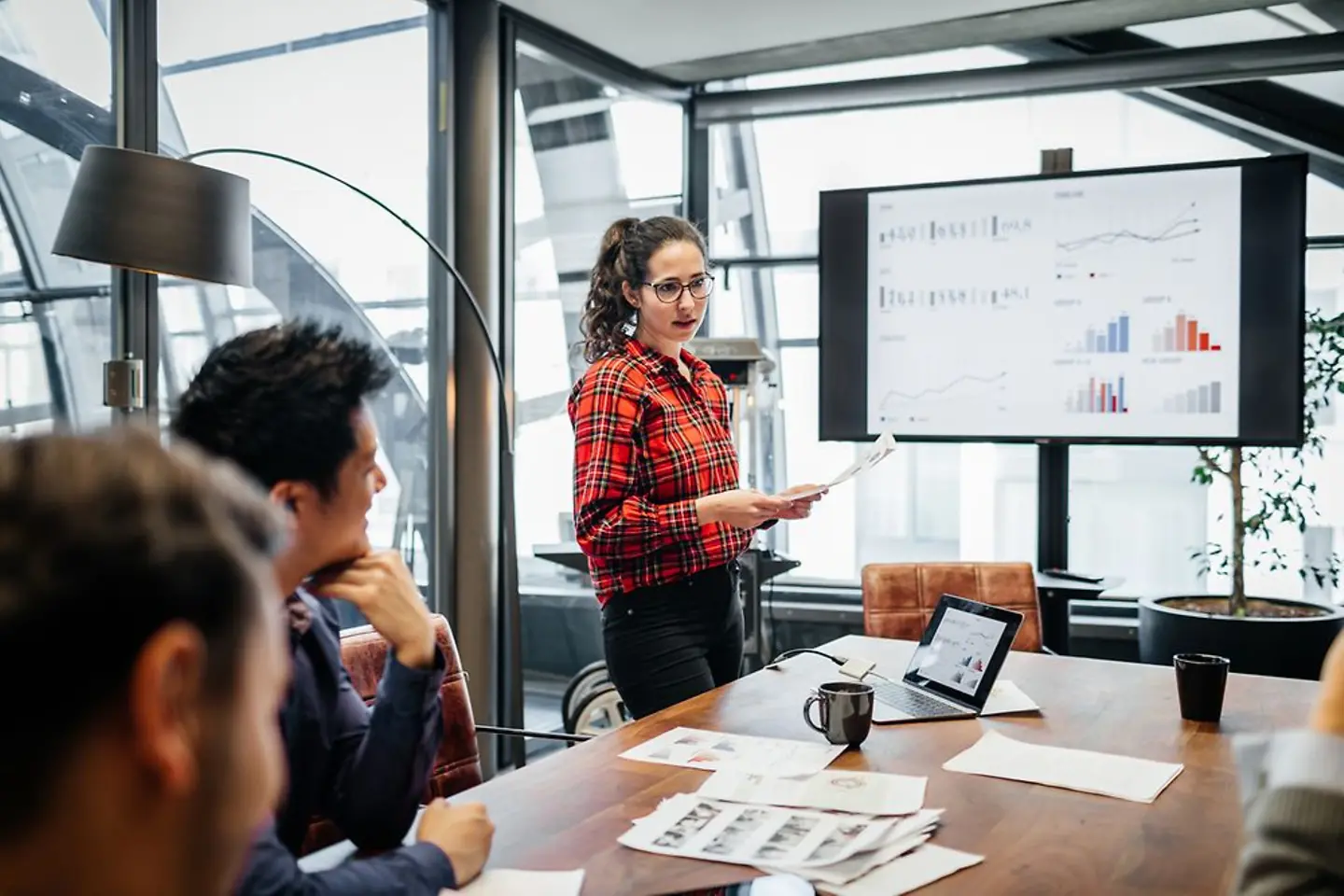 A team discusses easy data management in a meeting room