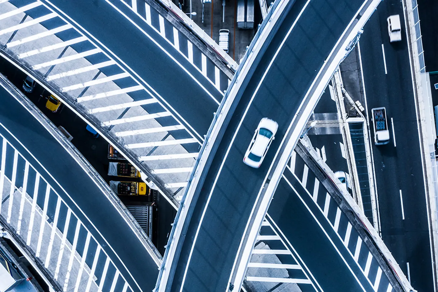 Luchtfoto van de prachtig gebogen landweg