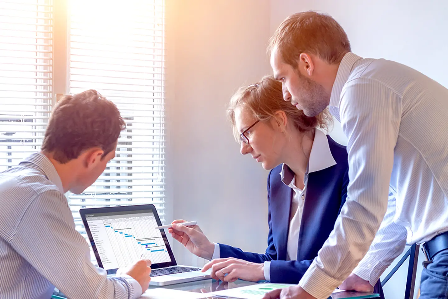 Reunião do gerente de projeto com a equipe para decidir sobre o planejamento de marcos