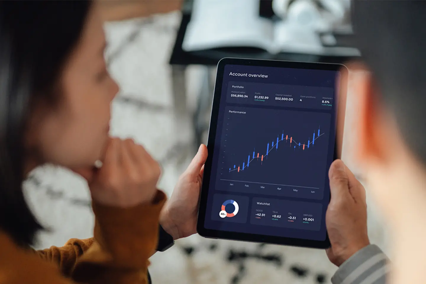 Jovem casal faz planos financeiros com um tablet digital