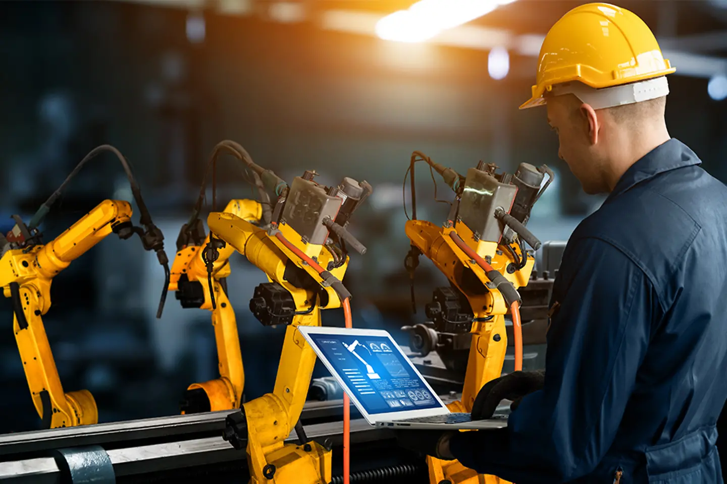 Brazos robóticos inteligentes para la fábrica digital demostrando el proceso de fabricación automatizado de la industria 4.0