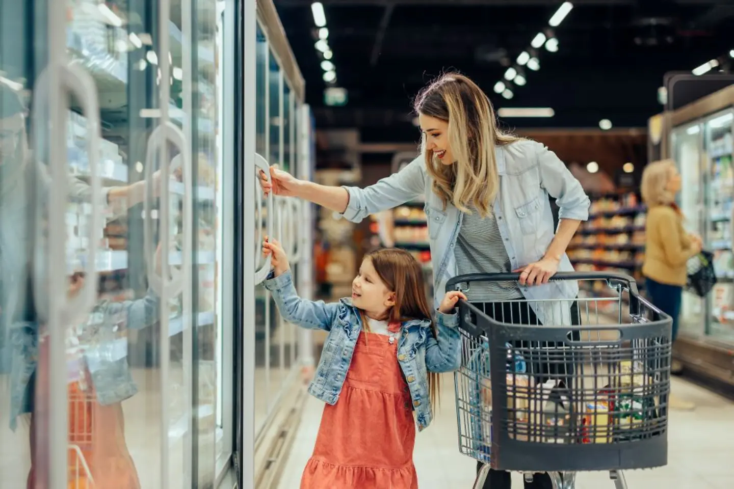 Cliente con niño comprando en una tienda de comestibles