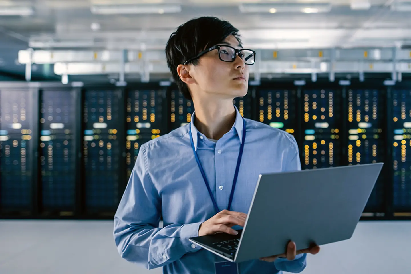 IT engineer works on maintenance and diagnostics