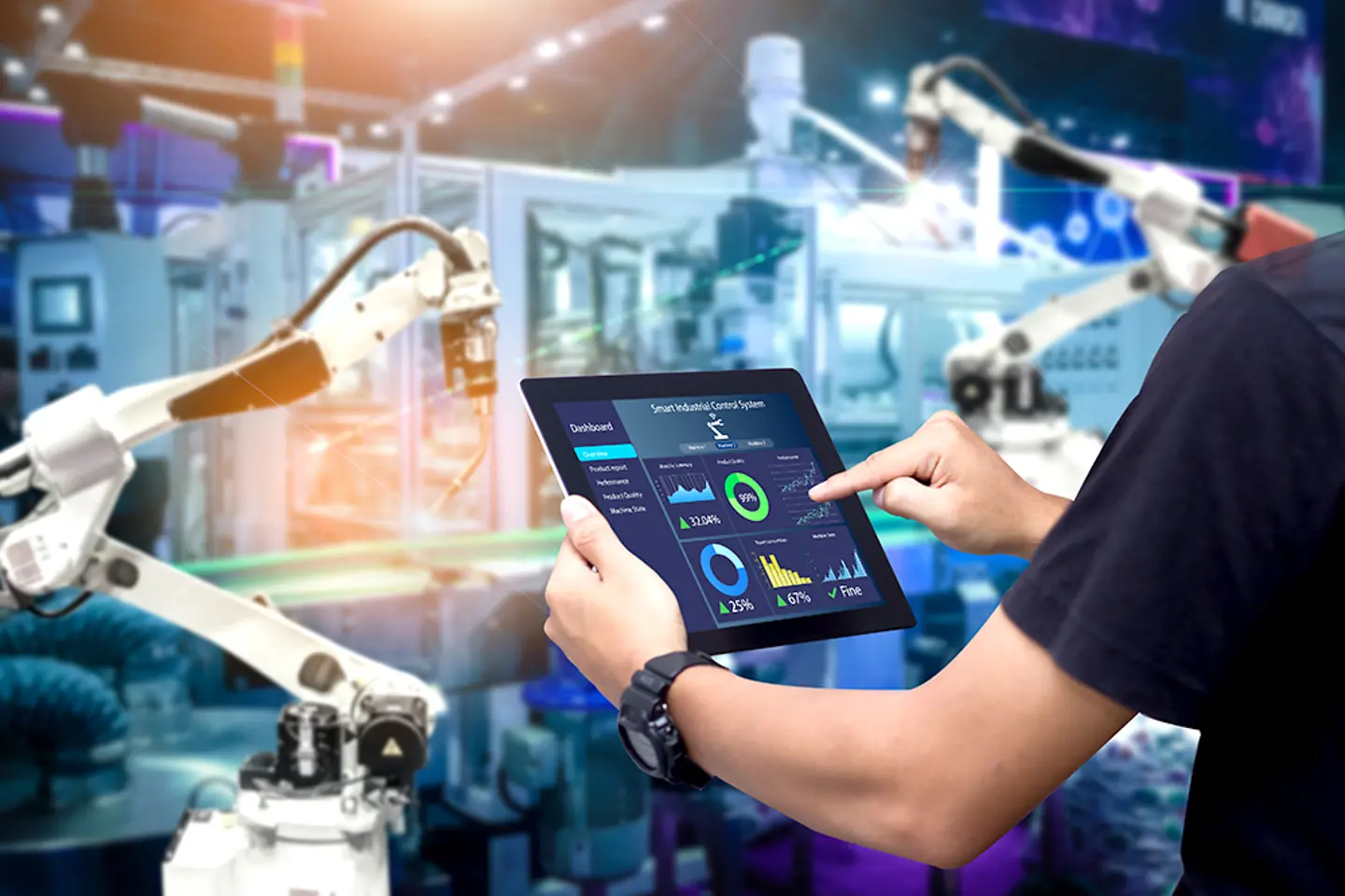 Vakspecialist bewerkt machinegegevens op een tablet in een fabriek