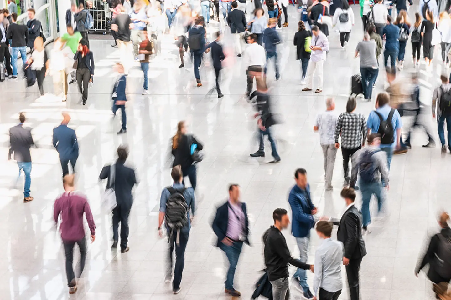 Passagiere an einem Bahnhof.