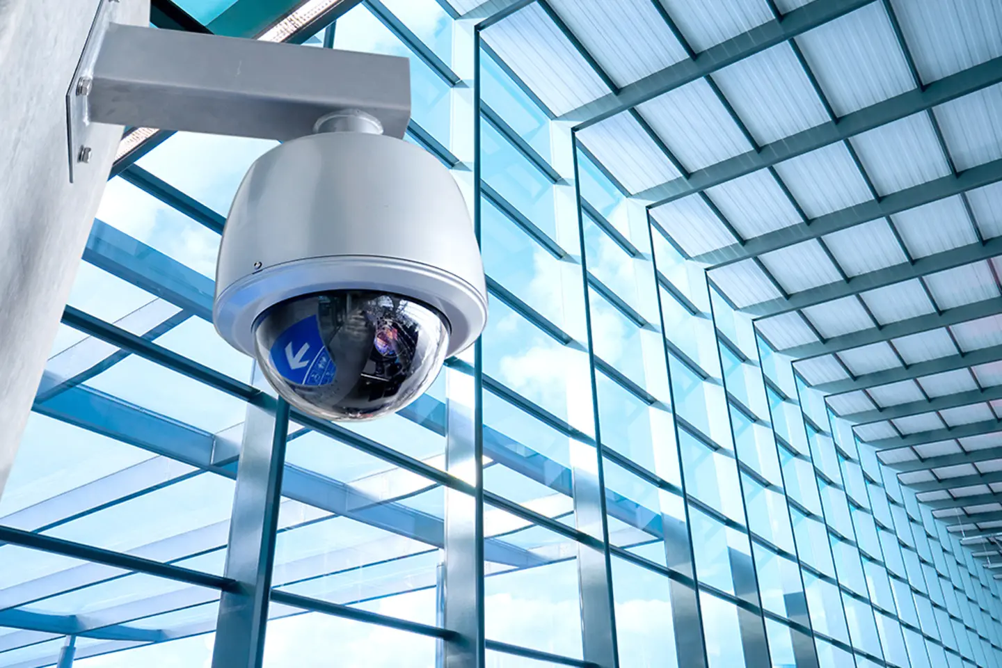 Hombre con gafas de realidad virtual gesticulando con las manos