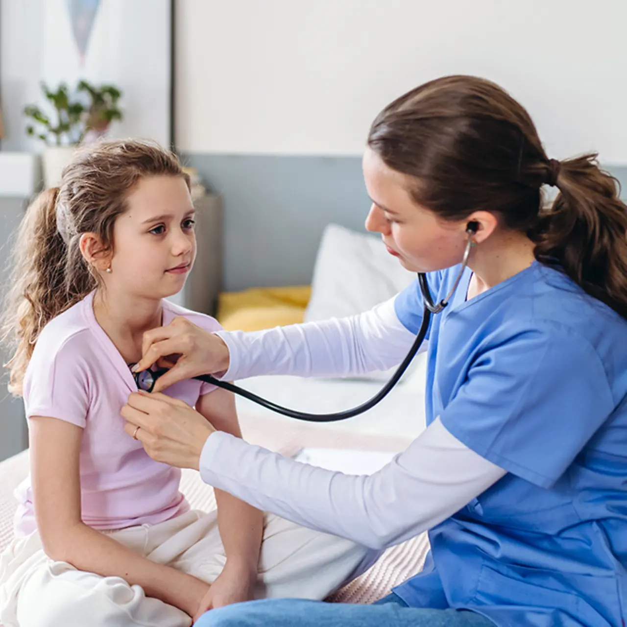 Kinderärztin untersucht Mädchen im Krankenhaus