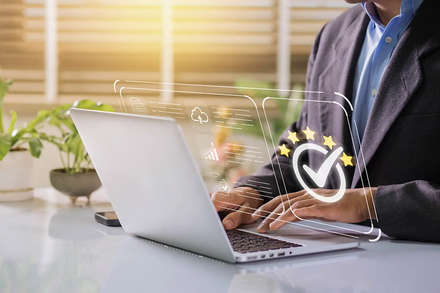 Geschäftsmann bei der Arbeit an einem Laptop mit Häkchen und Symbol fünf goldene Sterne