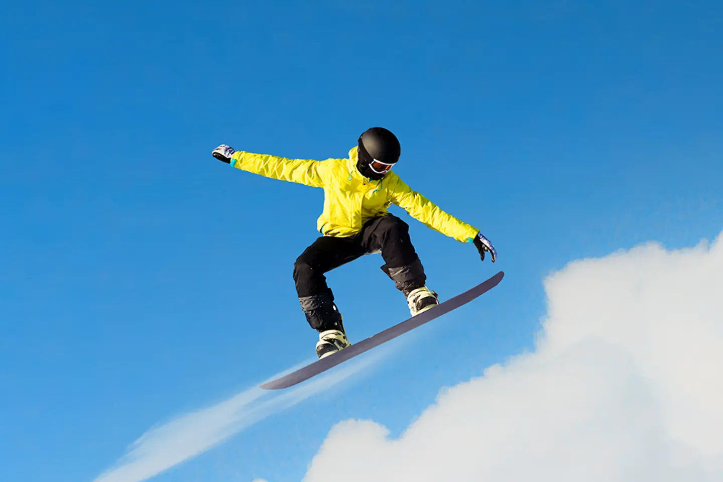 Snowboarders pulando com nuvens ao fundo