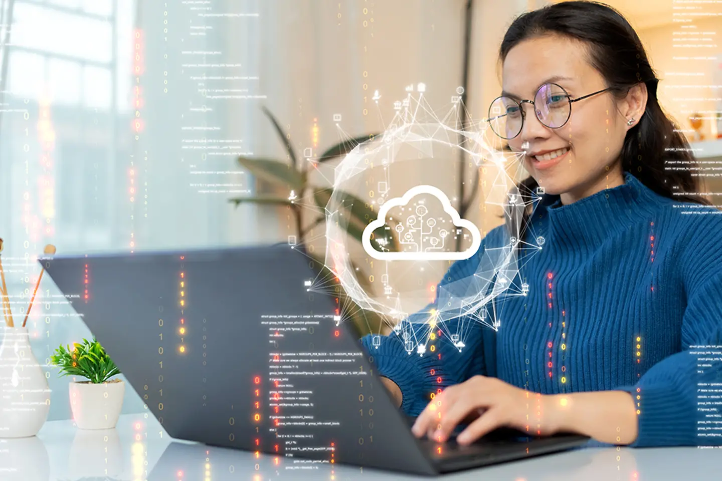 Eine Frau lädt Daten von ihrem Laptop hoch und überträgt sie in die Cloud.