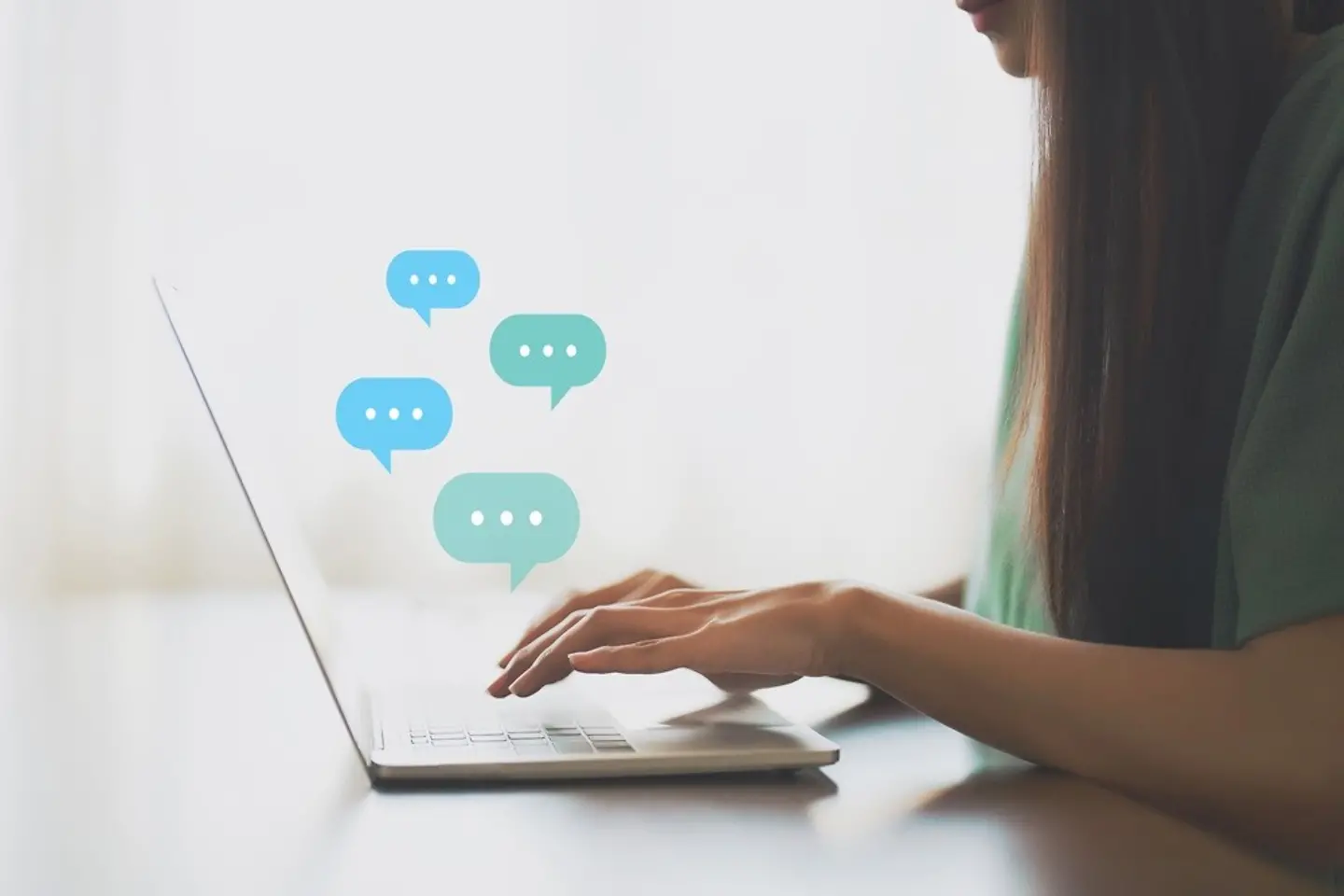 Krankenschwester chattet am Laptop