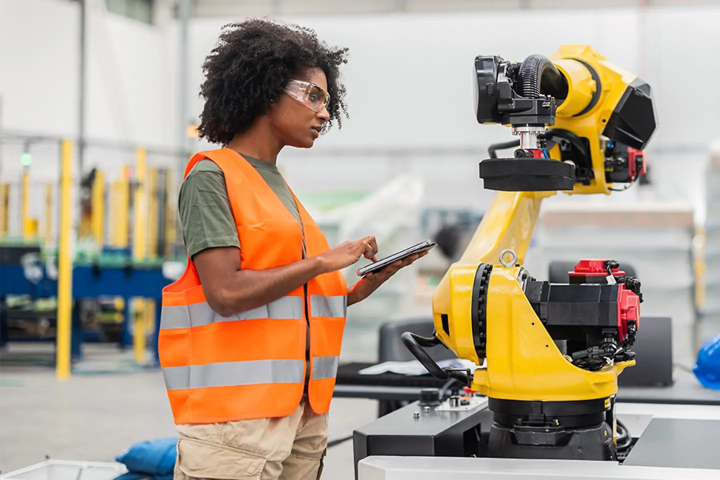 Ingenieurin programmiert Fabrikroboter