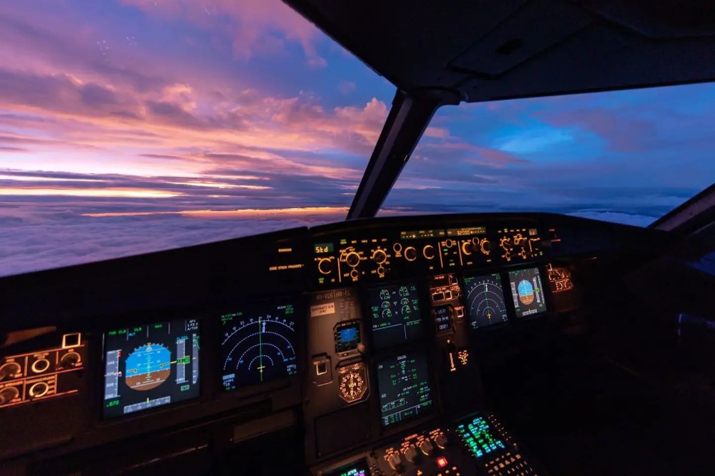 Sunset in the flightdeck of the Airbus A320
