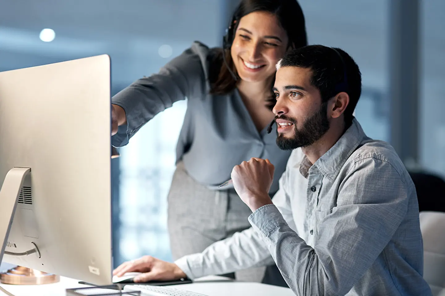 Callcenter: jefe y equipo de telemarketing trabajando en computadoras durante una capacitación de software
