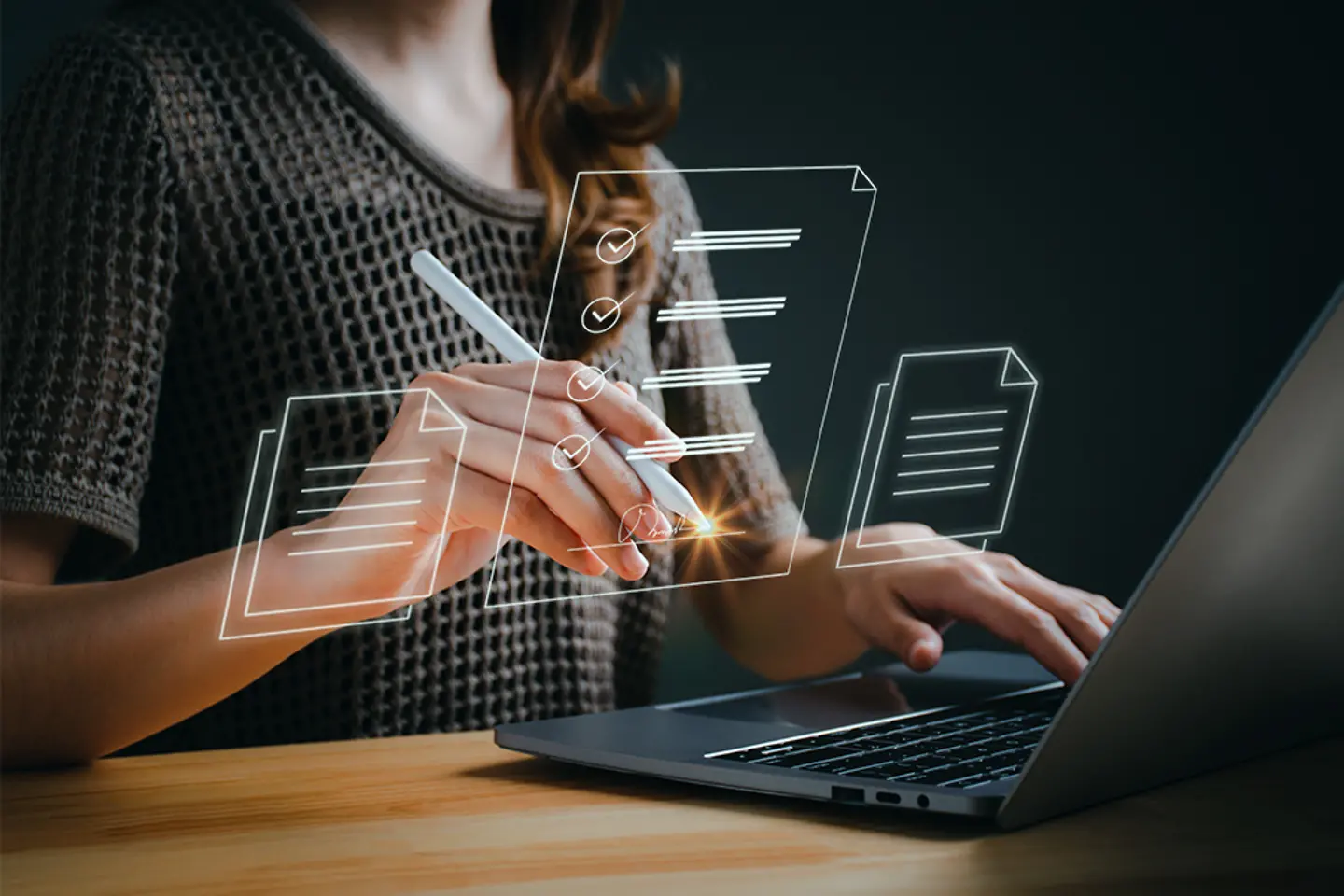 Geschäftsfrau bei der Arbeit am Laptop mit Icons eines elektronischen Dokuments auf dem Display