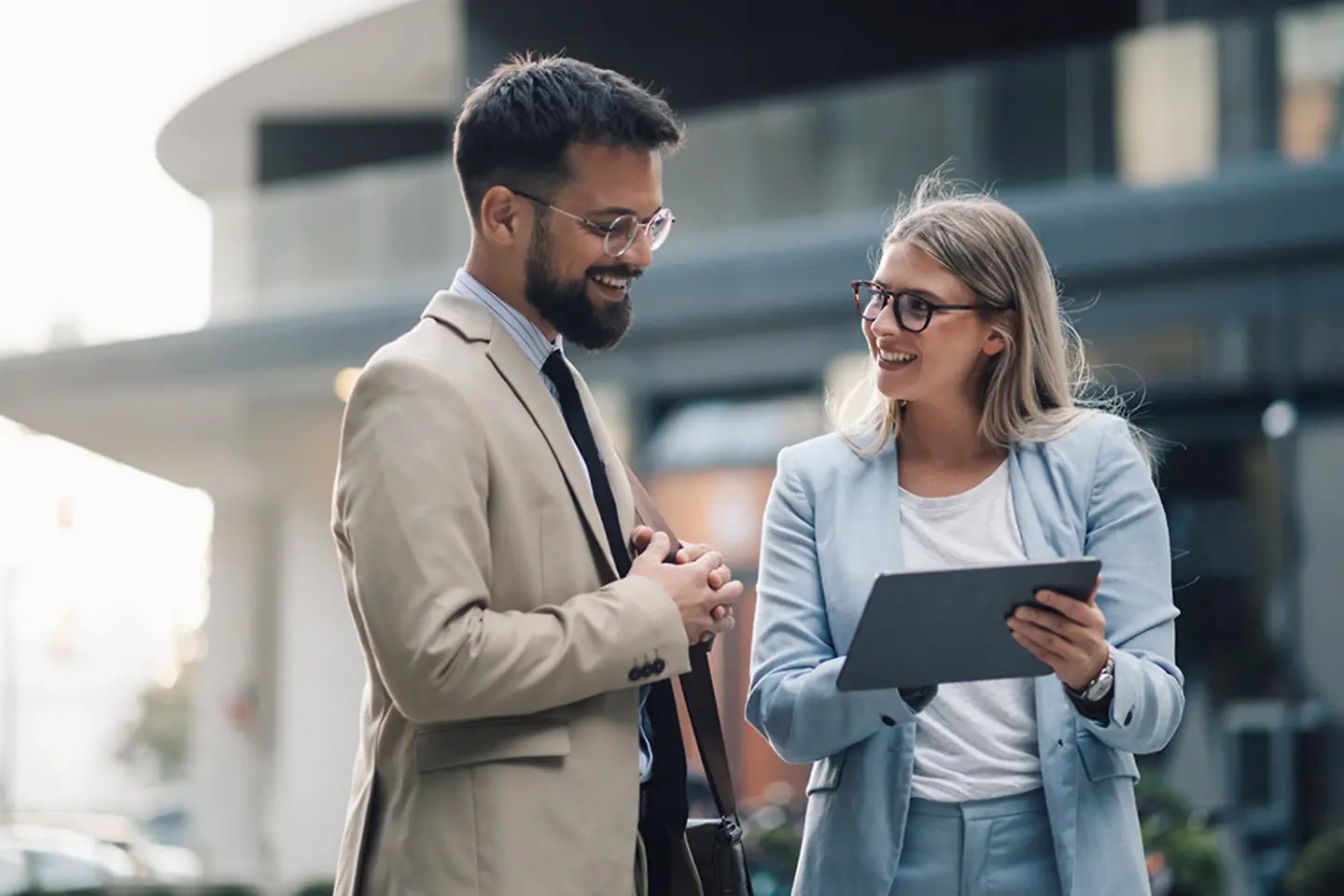 Un homme et une femme d'affaires avec une tablette lors d'une réunion de travail en plein air