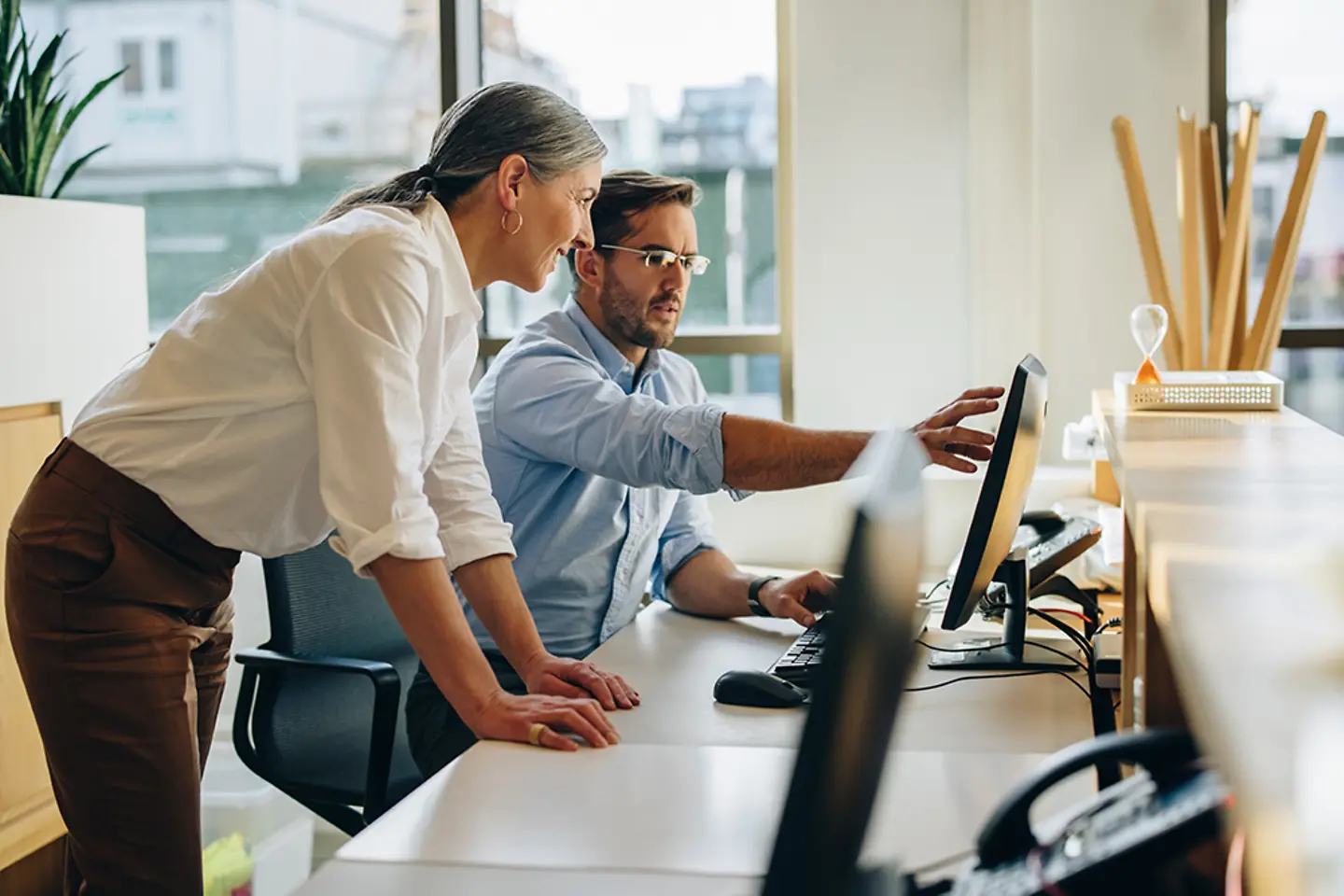 Un homme et une femme d'affaires au travail dans leur bureau