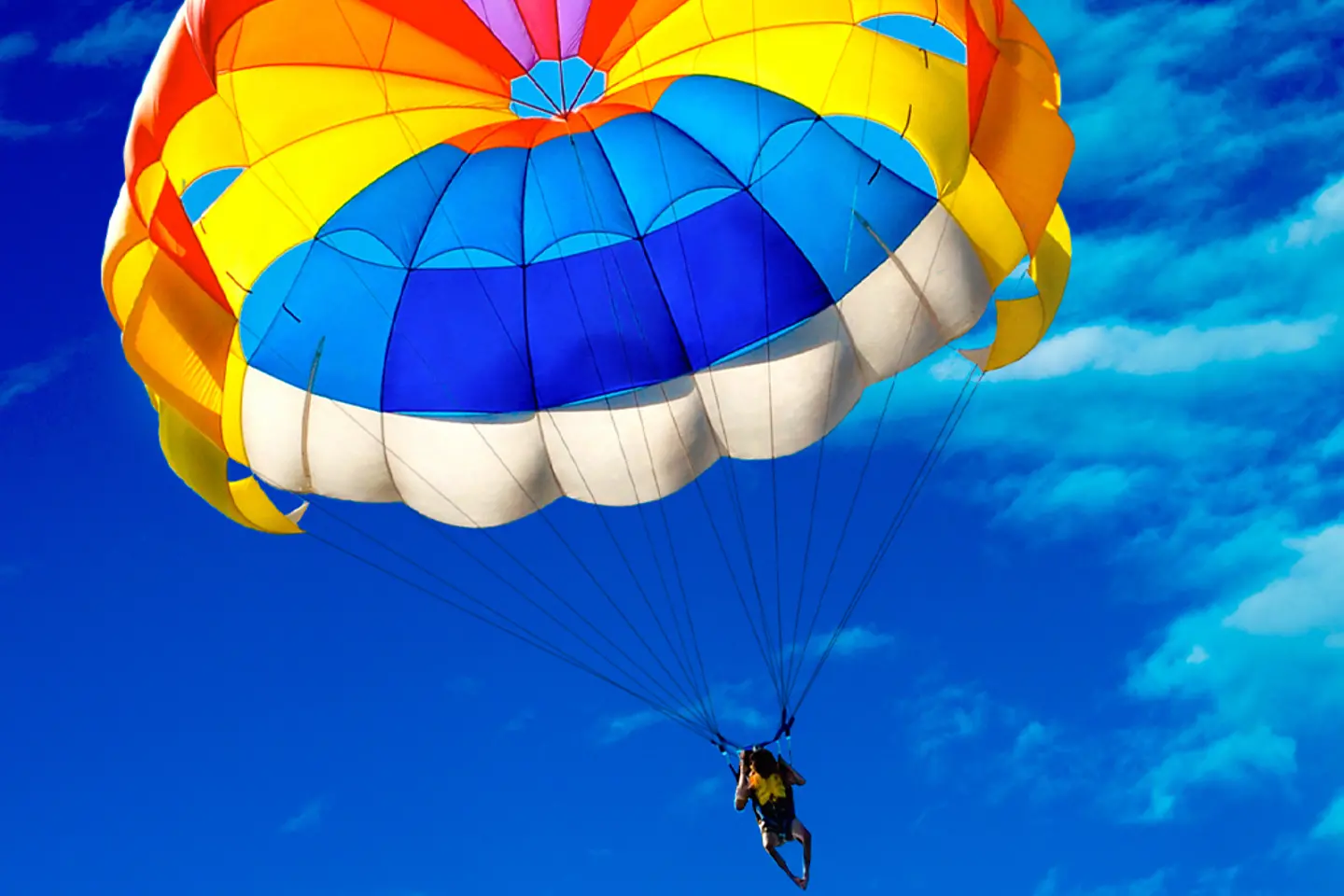 Blick auf die Wolken von oben bei Sonnenaufgang