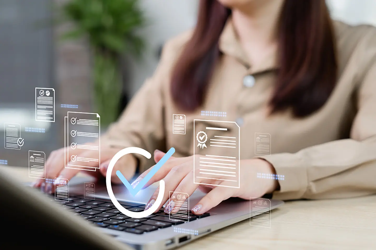 Mitarbeiterin bearbeitet Online-Dokumente