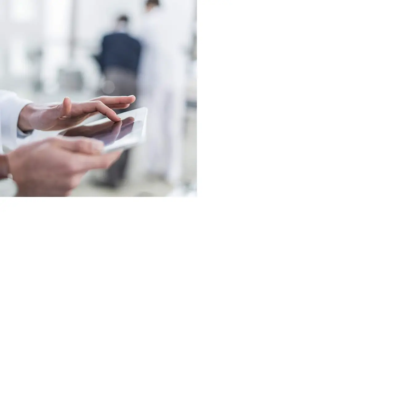 Arzt prüft Patientendaten über ein Tablet