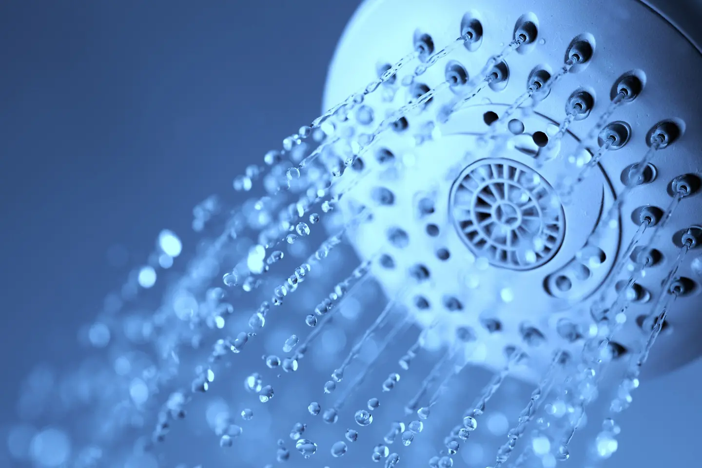 blauw achtergrond, douche waar water uitstroomt