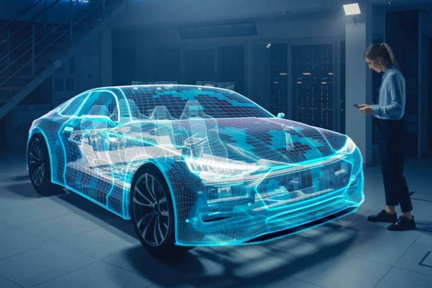 Mulher com smartphone na frente da imagem digital do carro na sala do servidor.