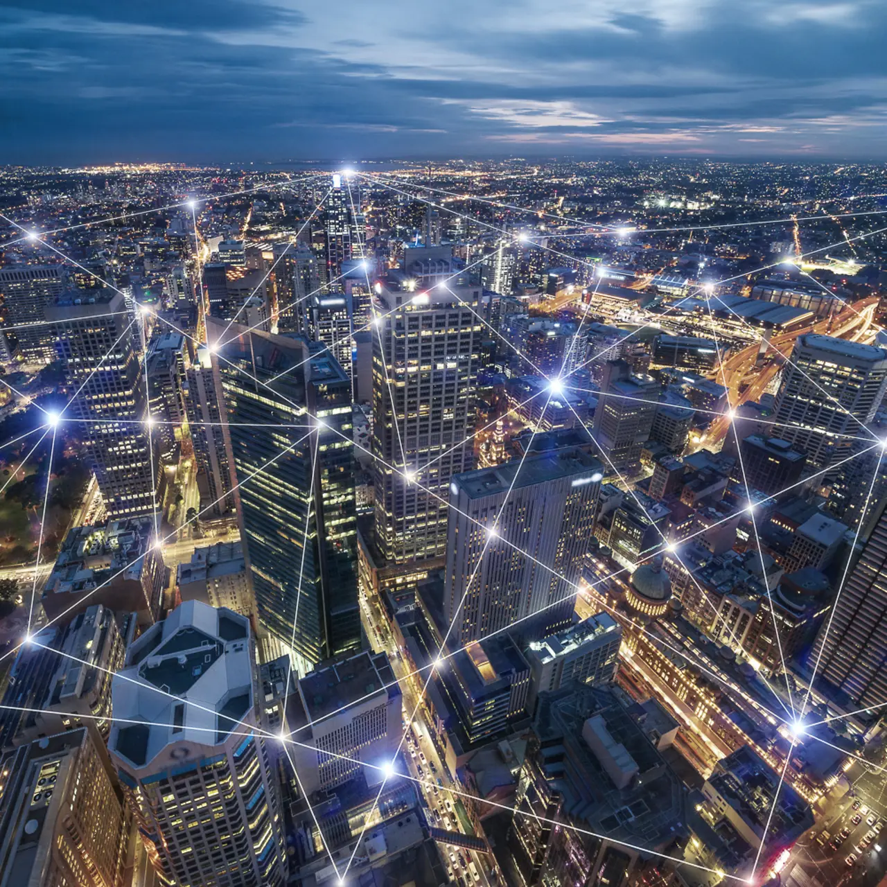 Vogelperspektive auf beleuchtete Smart City bei Nacht