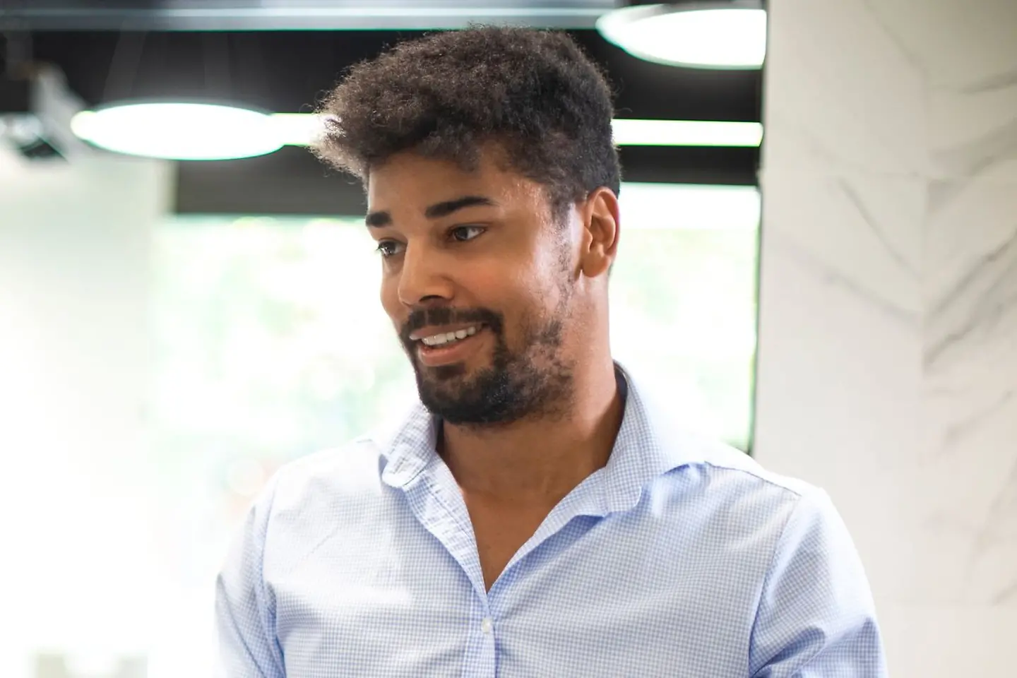 Três pessoas discutem entre si