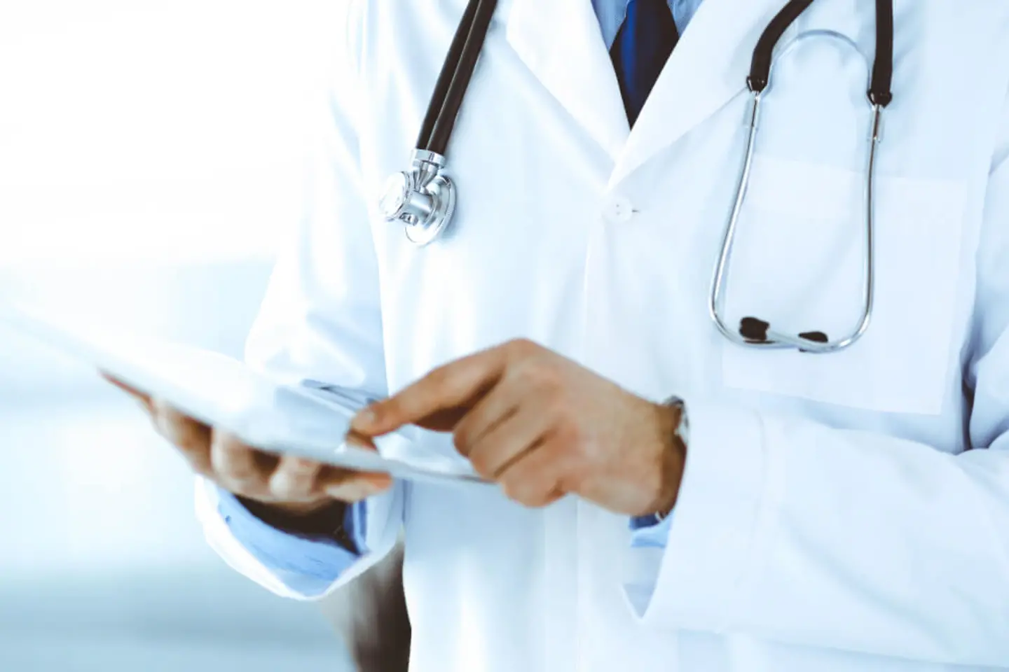 Arzt mit Tablet