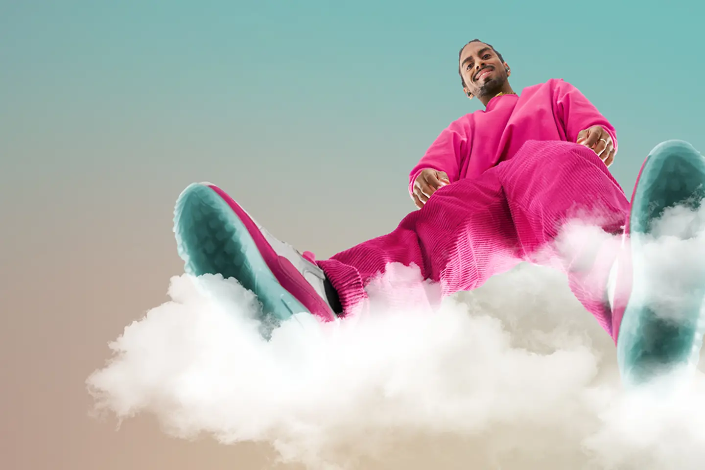 Eine Person in einem pinken Outfit steht auf einer Wolke