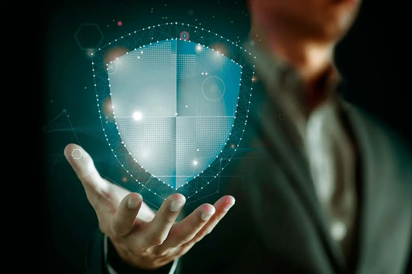 Sala oscura con muchos monitores y una pantalla grande con patrones digitales