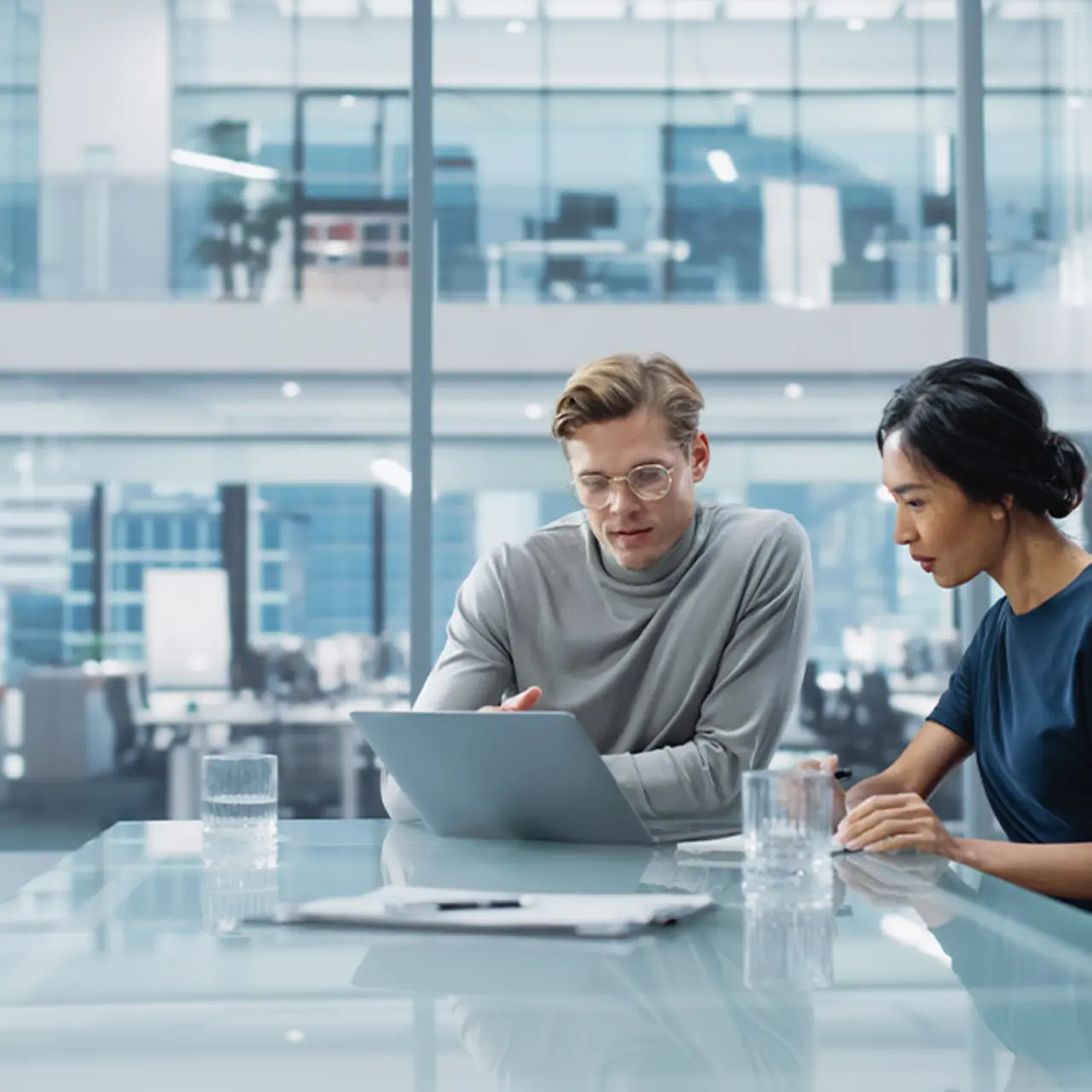 Mitarbeiter*in im Büro