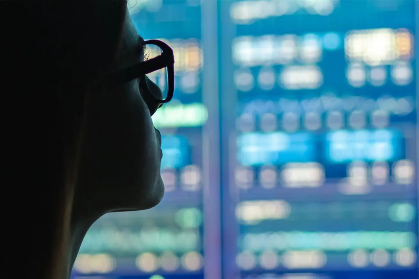 Uma mulher em frente a uma grande tela