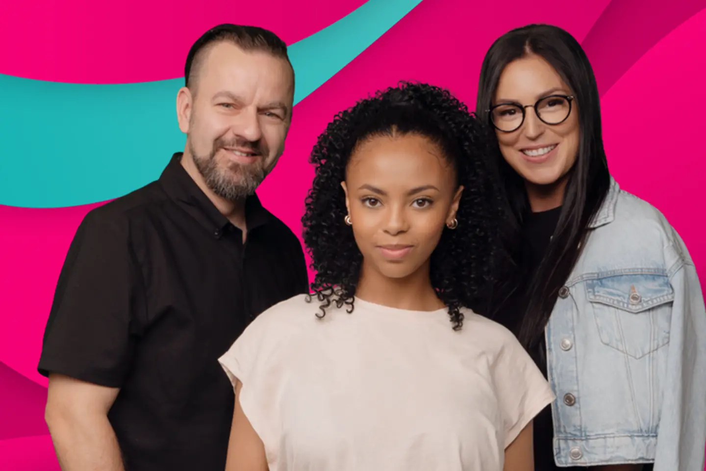 Menschen lächeln in die Kamera