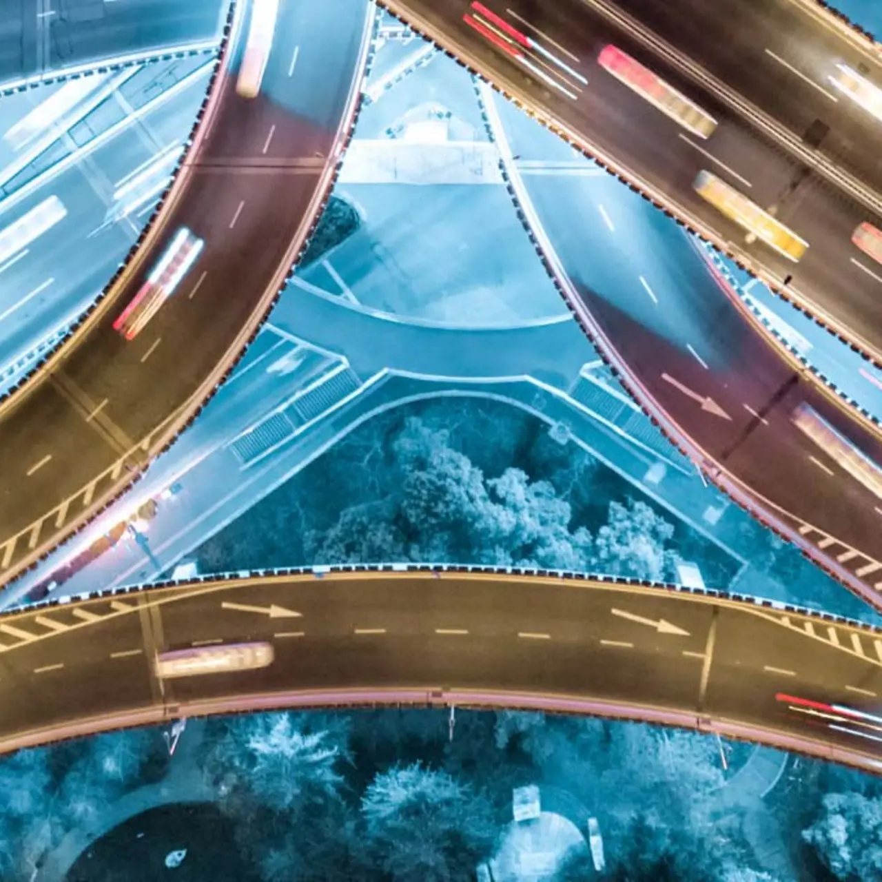 Draufsicht eines Autobahnkreuzes bei nacht