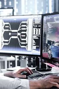 车辆开发期间，一男子在计算机旁