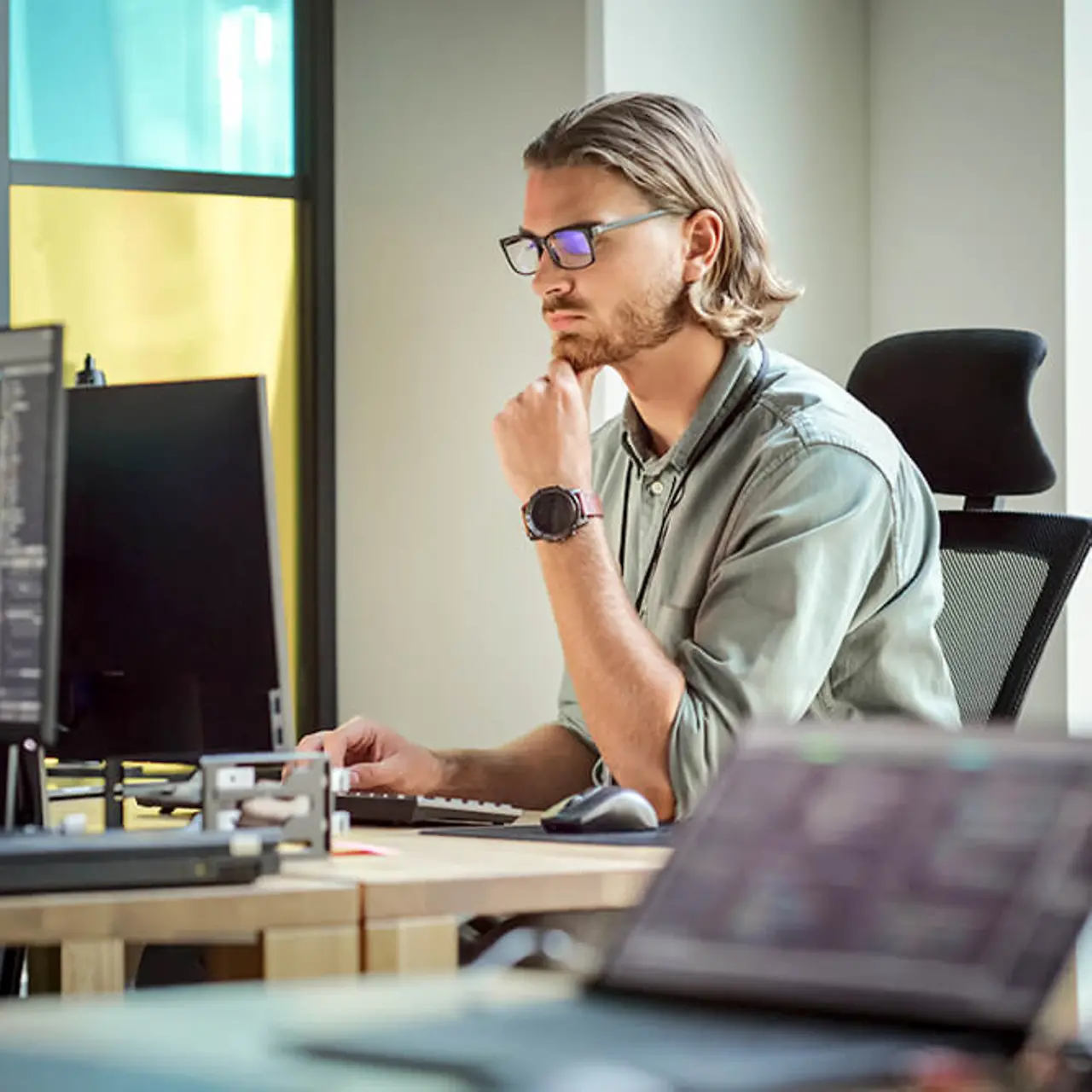 Engineer using Application Value Management on computer in office