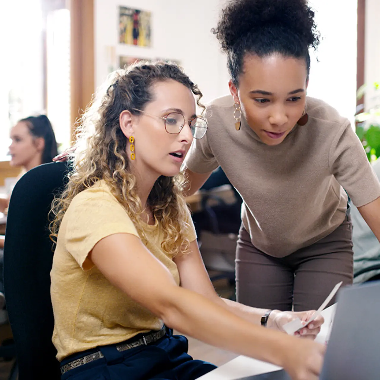 Colegas en la oficina comprobando una aplicación de software en una computadora