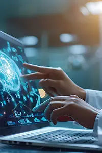 Digitalisierende Objekte auf einem Laptop fliegend