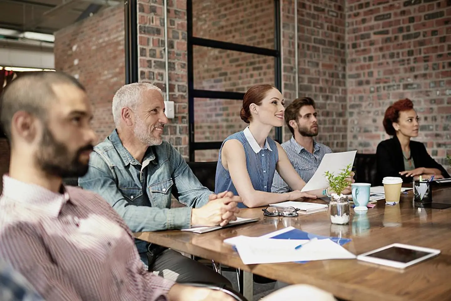 Mitarbeiter sitzen im Büro in einem Meeting
