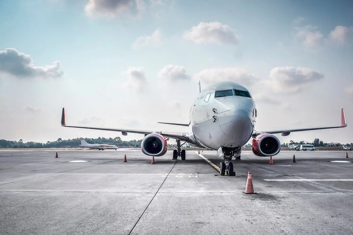 Avión, logotipo de T-Systems, logotipo de Frequentis, logotipo del aeropuerto de Dublín, Airport management System