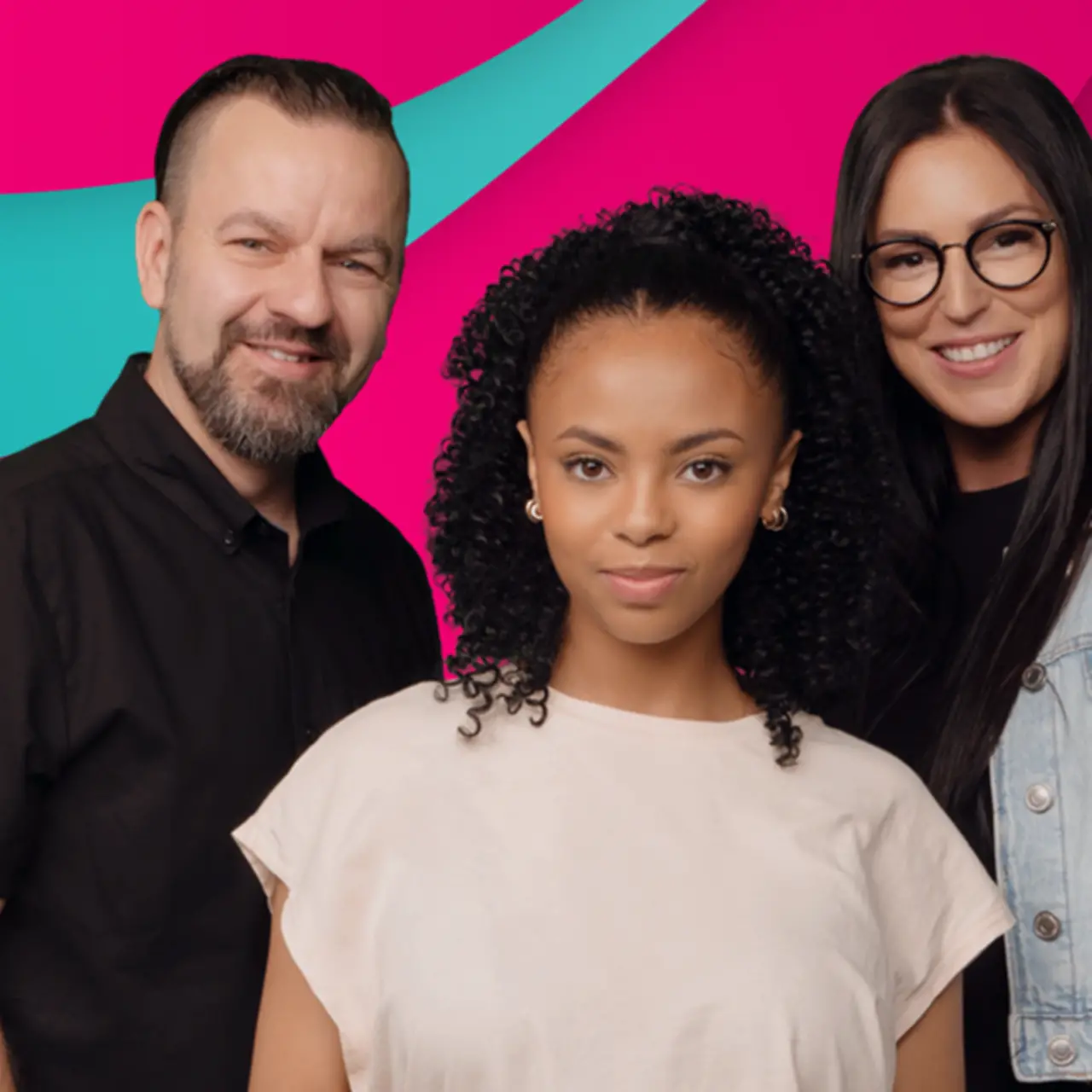 Des gens souriants à la caméra