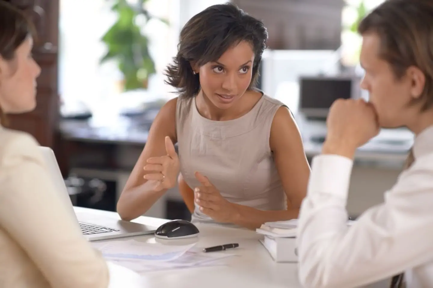 Los empleados de una empresa debaten los principios éticos en una reunión