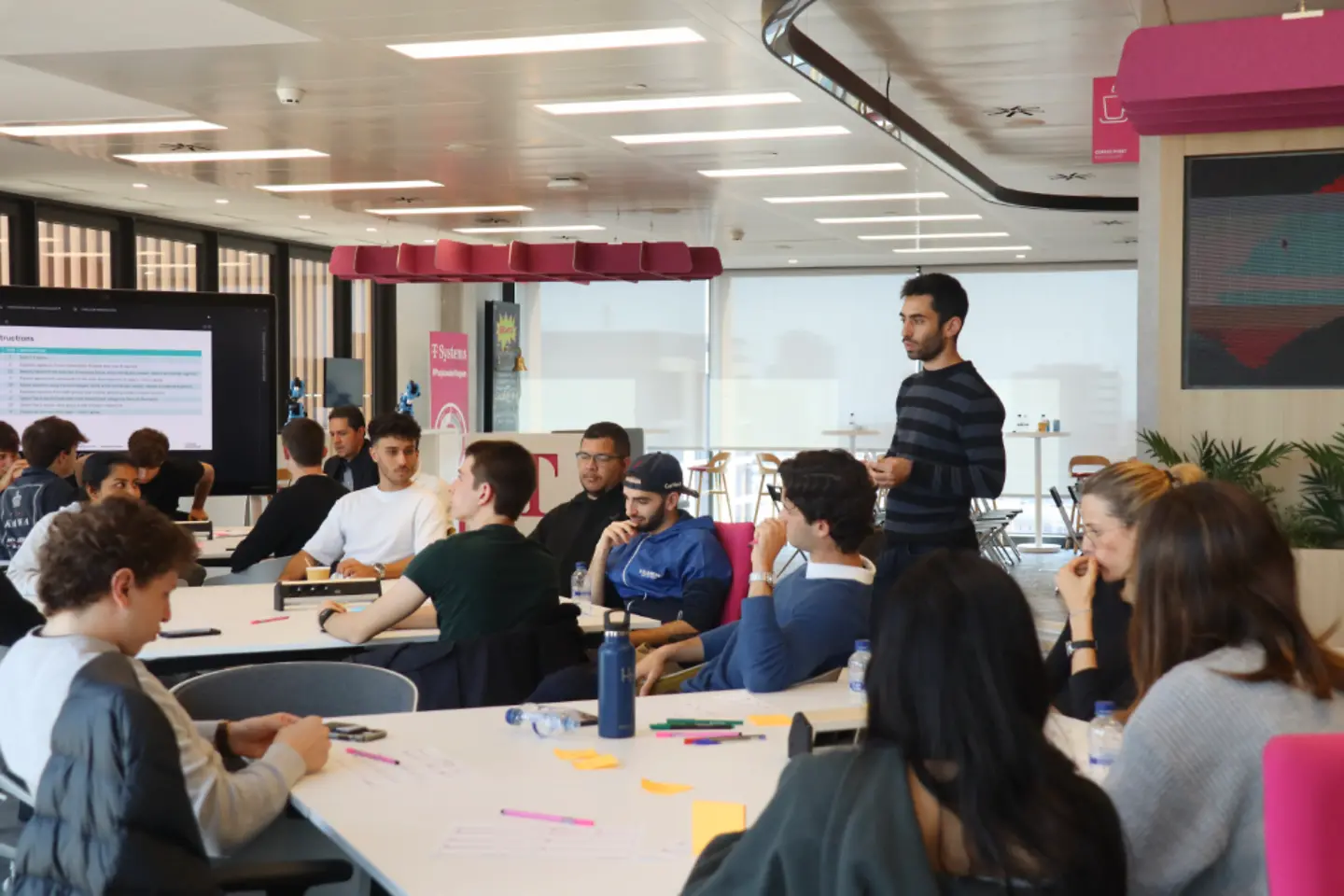 Especialistas fazem brainstorming no workshop da sessão de experiência em inovação
