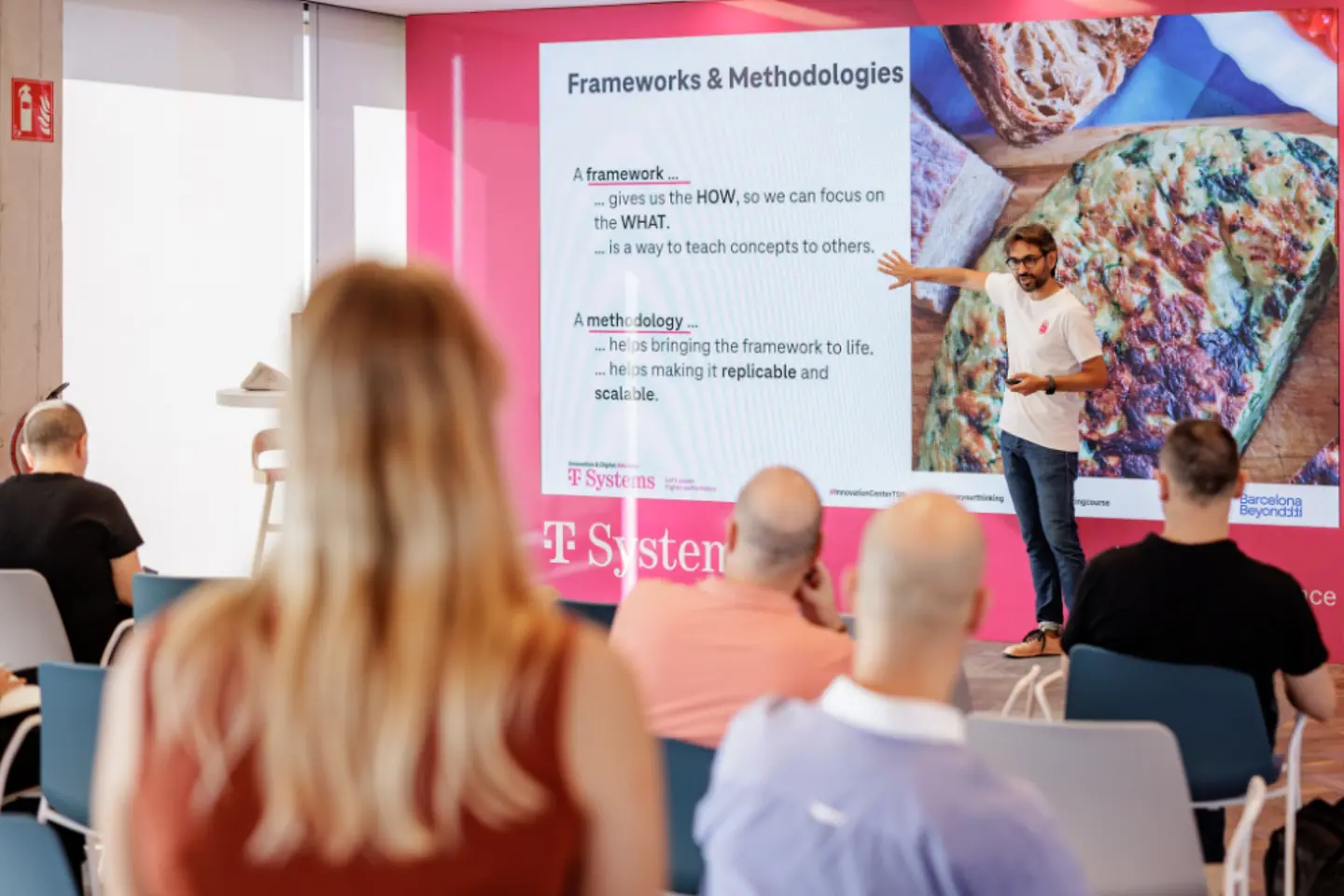 Experto presentando la metodología en el Centro de Innovación de Barcelona