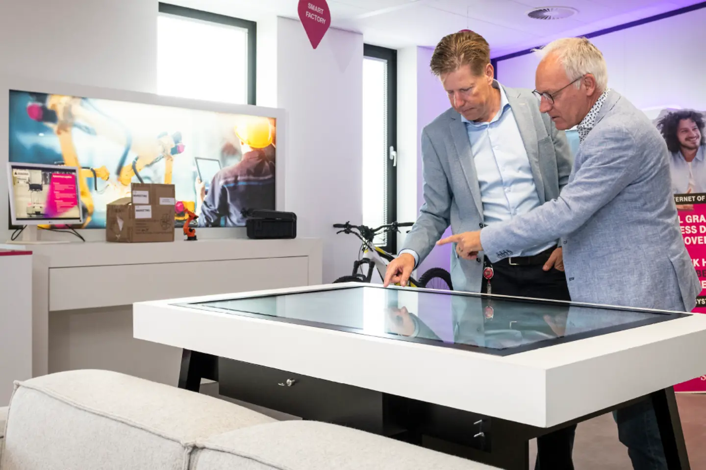 Experte führt Besucher im Innovation Center Utrecht