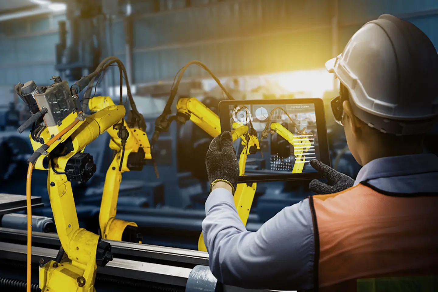 Brazos robóticos industriales inteligentes mostrando el proceso de producción automatizado.